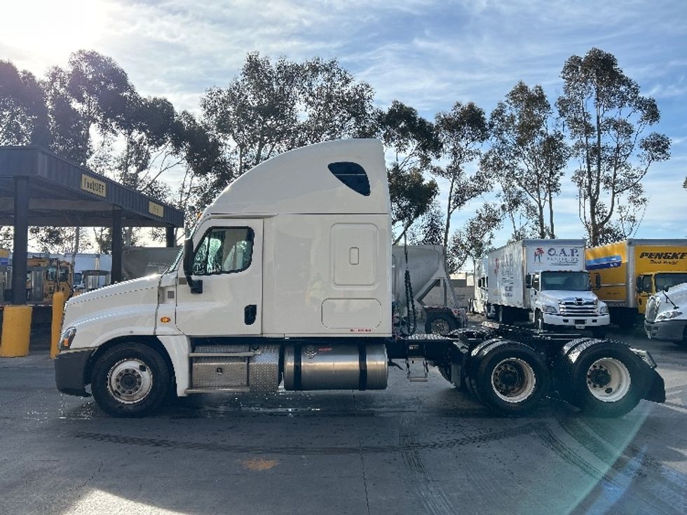 Sleeper Tractor-Heavy Duty Tractors-Freightliner-2018-Cascadia 12564ST-Fontana-CA-143,305\n\t\tmiles-$ 71,000 - Image 4