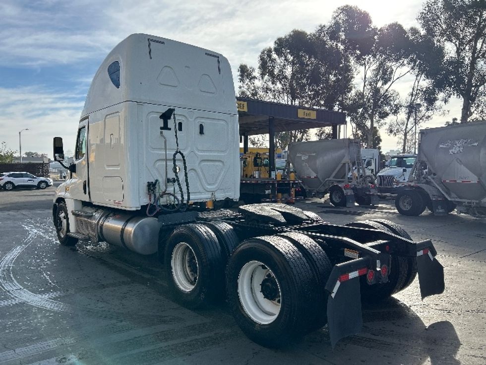 Sleeper Tractor-Heavy Duty Tractors-Freightliner-2018-Cascadia 12564ST-Fontana-CA-143,305\n\t\tmiles-$ 71,000 - Image 5