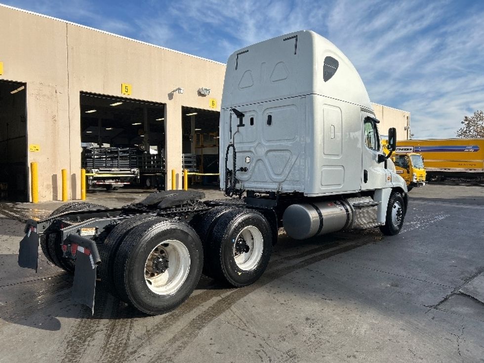 Sleeper Tractor-Heavy Duty Tractors-Freightliner-2018-Cascadia 12564ST-Fontana-CA-143,305\n\t\tmiles-$ 71,000 - Image 7
