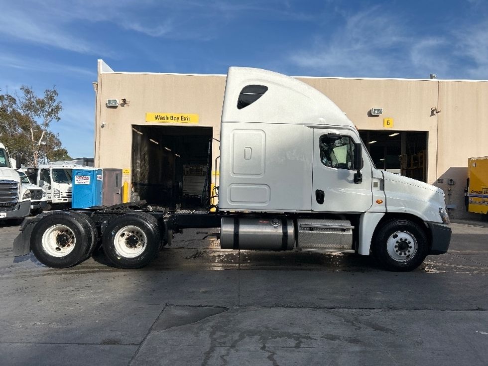 Sleeper Tractor-Heavy Duty Tractors-Freightliner-2018-Cascadia 12564ST-Fontana-CA-143,305\n\t\tmiles-$ 71,000 - Image 8