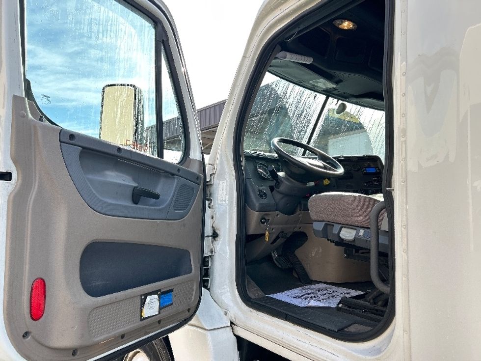 Sleeper Tractor-Heavy Duty Tractors-Freightliner-2018-Cascadia 12564ST-Fontana-CA-143,305\n\t\tmiles-$ 71,000 - Image 9