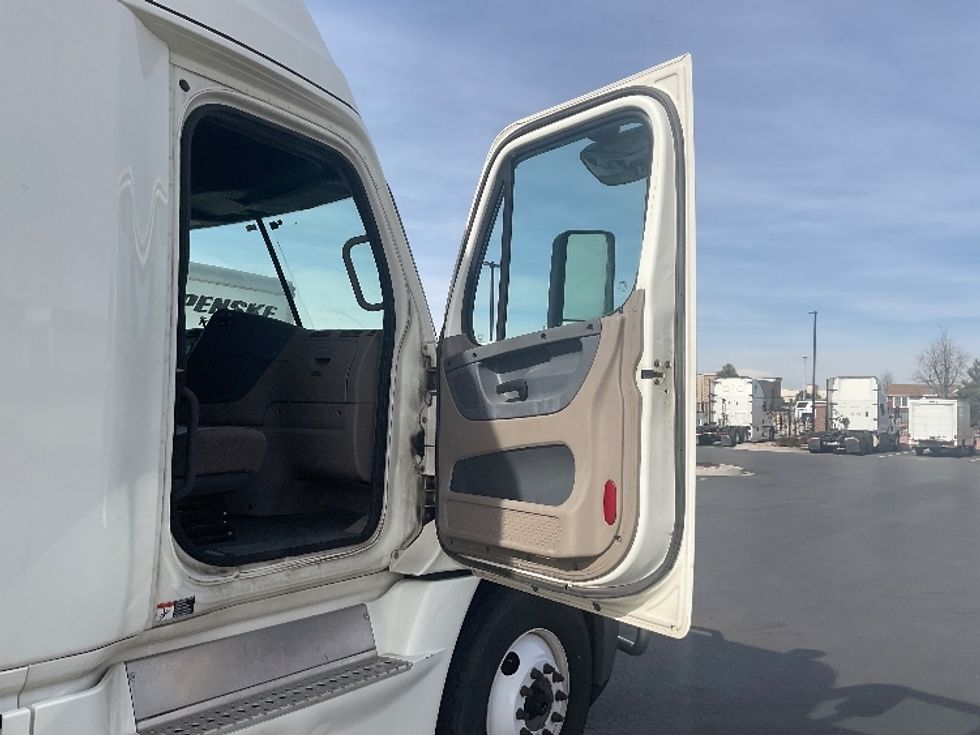 Sleeper Tractor-Heavy Duty Tractors-Freightliner-2018-Cascadia 12564ST-Greeley-CO-582,780\n\t\tmiles-$ 47,000 - Image 13