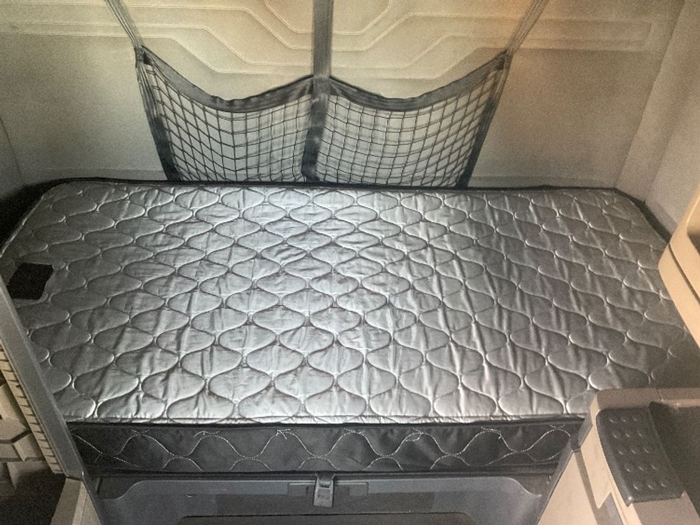 Sleeper Tractor-Heavy Duty Tractors-Freightliner-2018-Cascadia 12564ST-Greeley-CO-582,780\n\t\tmiles-$ 47,000 - Image 17