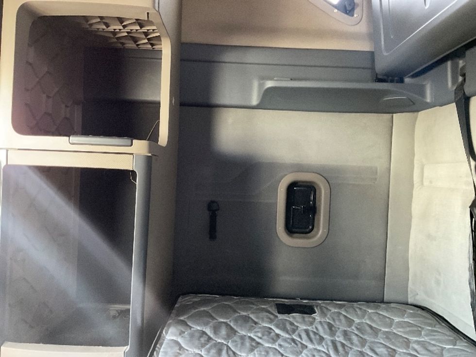 Sleeper Tractor-Heavy Duty Tractors-Freightliner-2018-Cascadia 12564ST-Greeley-CO-582,780\n\t\tmiles-$ 47,000 - Image 19