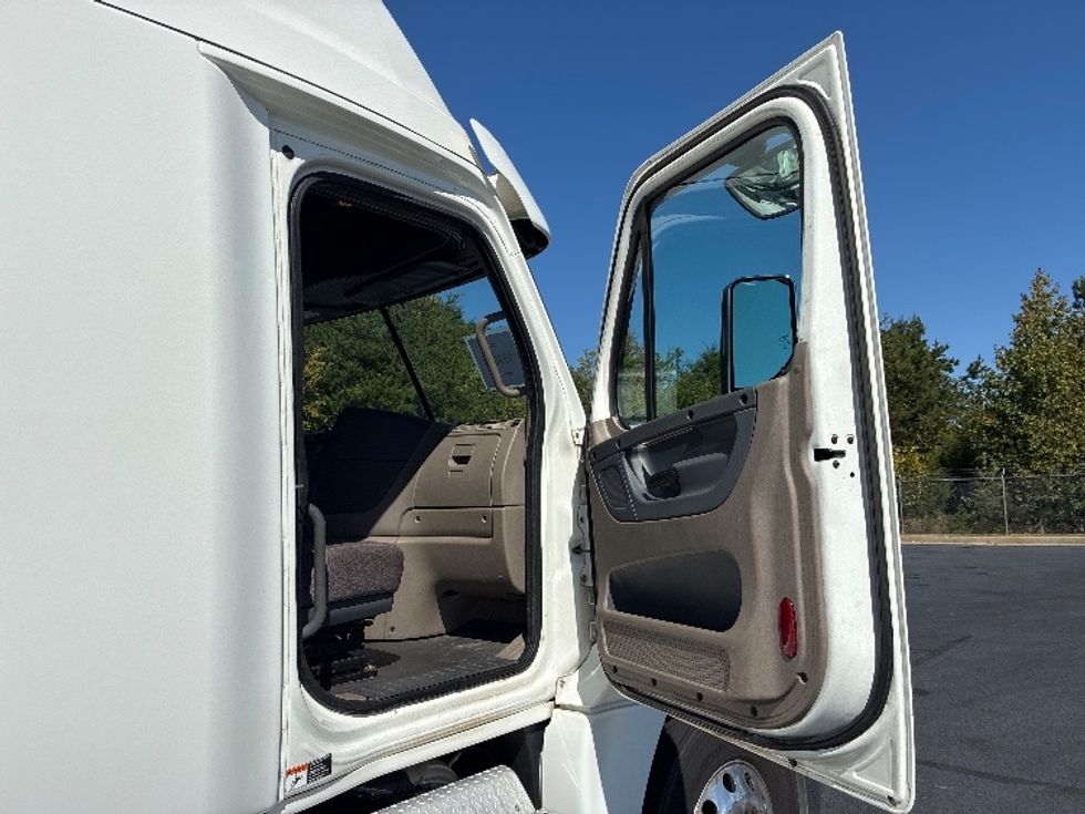 Sleeper Tractor-Heavy Duty Tractors-Freightliner-2018-Cascadia 12564ST-Greenville-SC-457,943\n\t\tmiles-$ 61,000 - Image 13