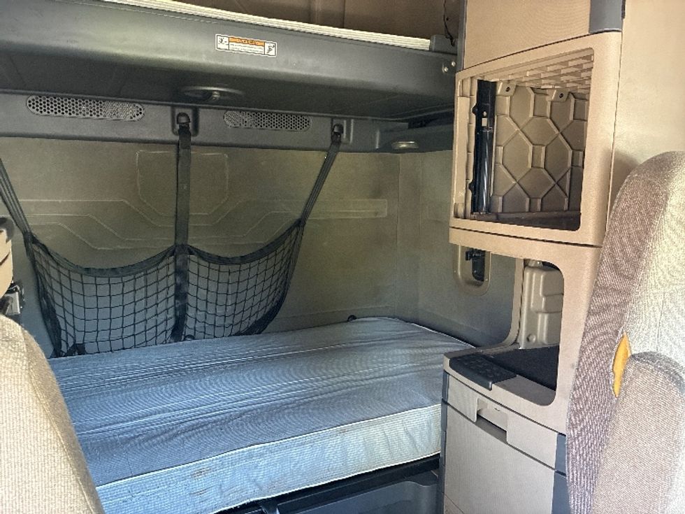 Sleeper Tractor-Heavy Duty Tractors-Freightliner-2018-Cascadia 12564ST-Greenville-SC-457,943\n\t\tmiles-$ 61,000 - Image 16