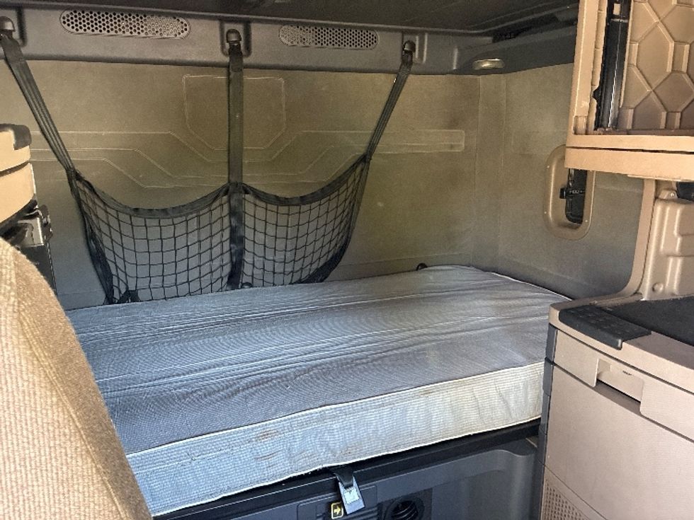 Sleeper Tractor-Heavy Duty Tractors-Freightliner-2018-Cascadia 12564ST-Greenville-SC-457,943\n\t\tmiles-$ 61,000 - Image 17