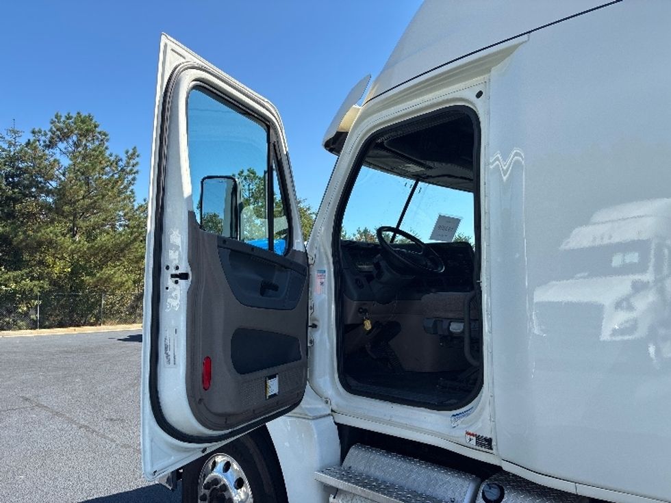 Sleeper Tractor-Heavy Duty Tractors-Freightliner-2018-Cascadia 12564ST-Greenville-SC-457,943\n\t\tmiles-$ 61,000 - Image 9