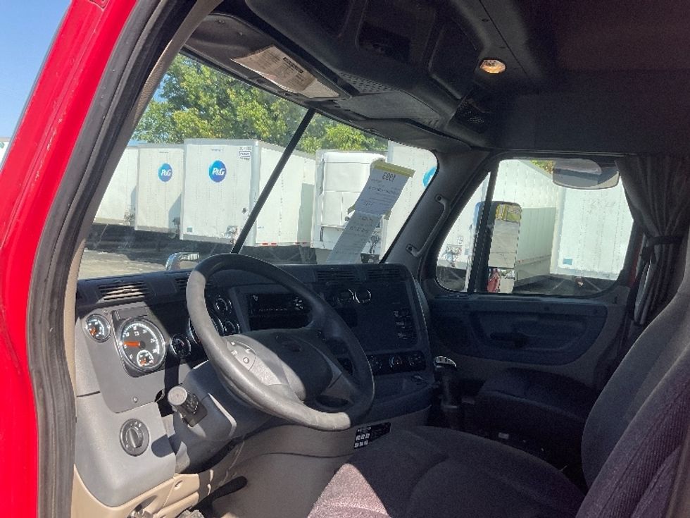 Sleeper Tractor-Heavy Duty Tractors-Freightliner-2018-Cascadia 12564ST-Piqua-OH-611,267\n\t\tmiles-$ 39,500 - Image 10