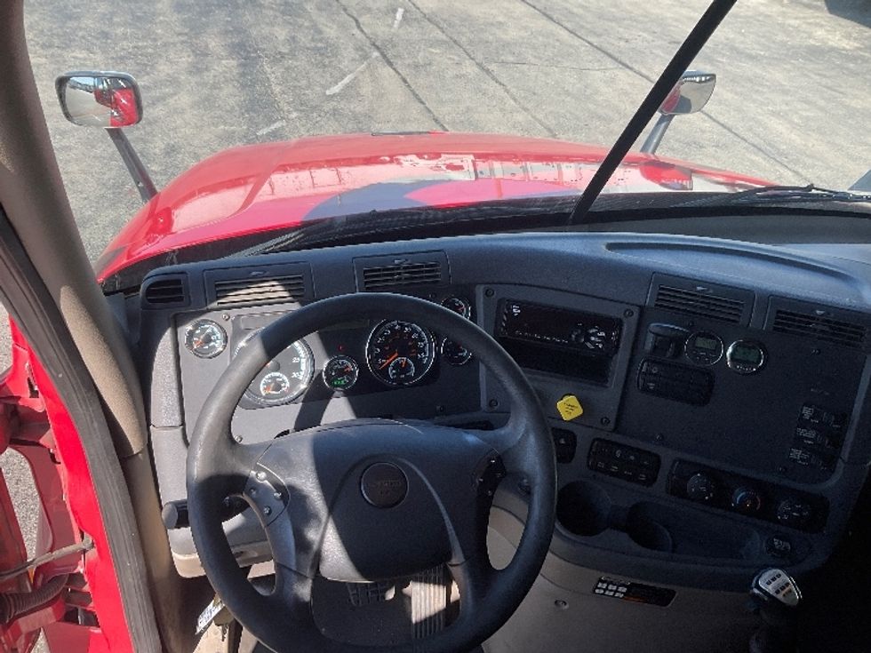 Sleeper Tractor-Heavy Duty Tractors-Freightliner-2018-Cascadia 12564ST-Piqua-OH-611,267\n\t\tmiles-$ 39,500 - Image 11