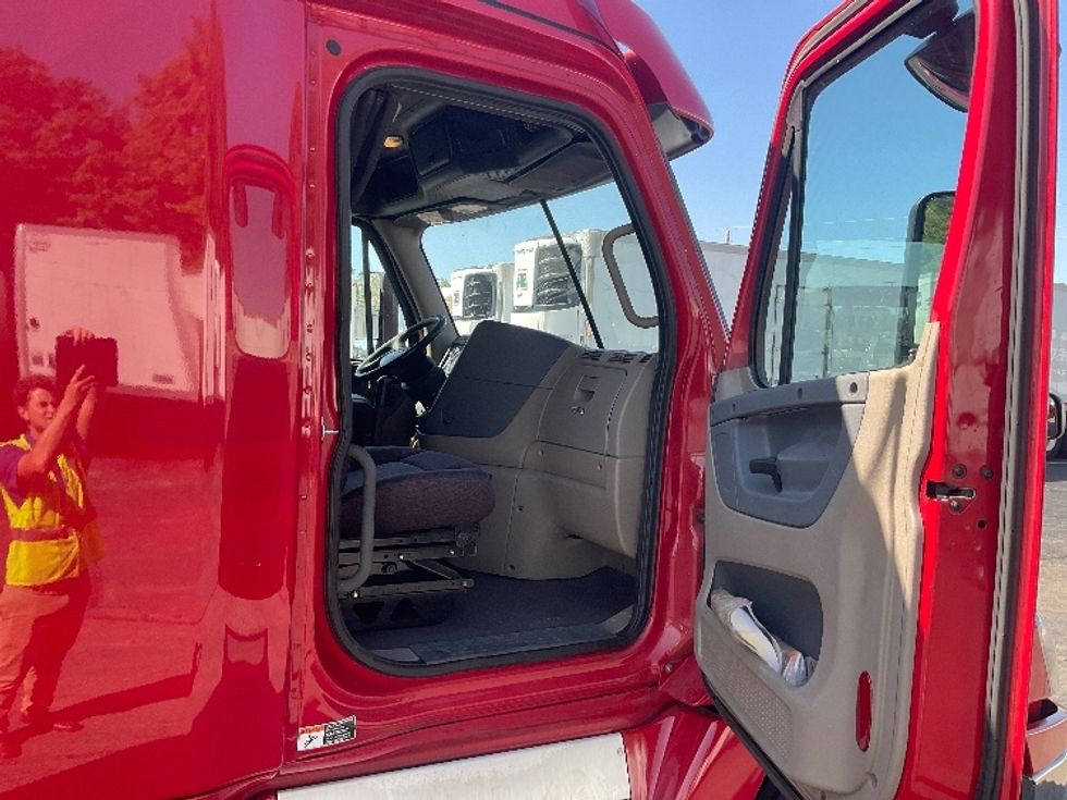 Sleeper Tractor-Heavy Duty Tractors-Freightliner-2018-Cascadia 12564ST-Piqua-OH-611,267\n\t\tmiles-$ 39,500 - Image 13