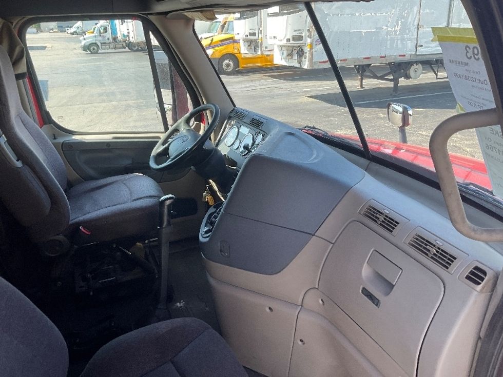 Sleeper Tractor-Heavy Duty Tractors-Freightliner-2018-Cascadia 12564ST-Piqua-OH-611,267\n\t\tmiles-$ 39,500 - Image 15