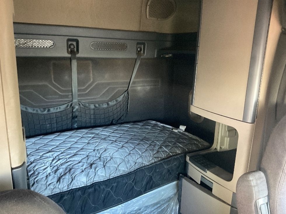 Sleeper Tractor-Heavy Duty Tractors-Freightliner-2018-Cascadia 12564ST-Piqua-OH-611,267\n\t\tmiles-$ 39,500 - Image 16