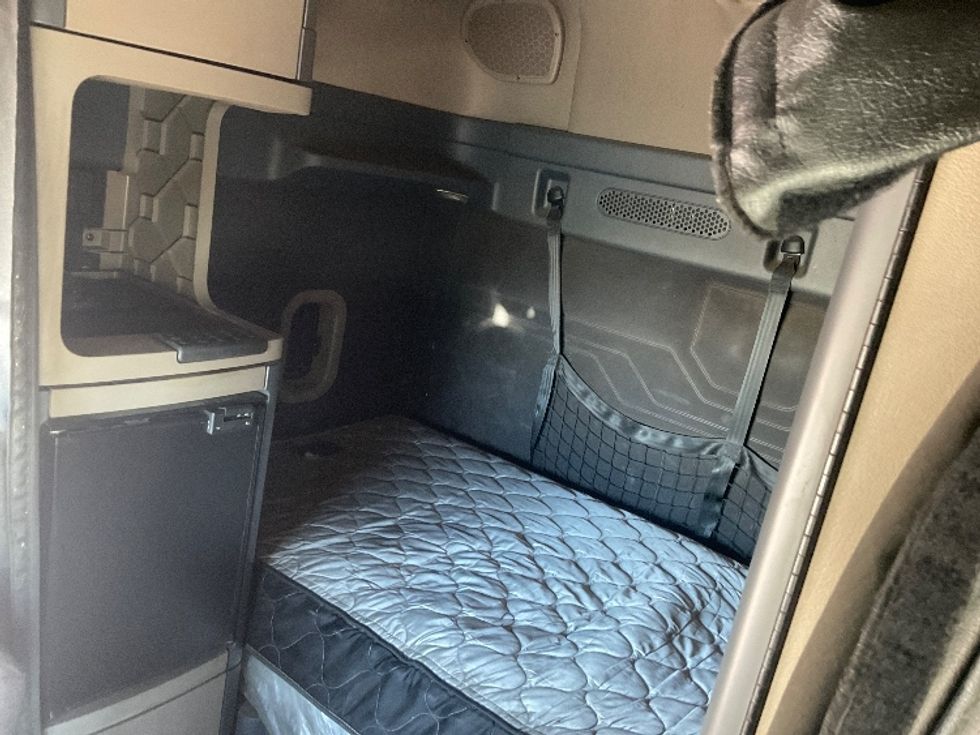 Sleeper Tractor-Heavy Duty Tractors-Freightliner-2018-Cascadia 12564ST-Piqua-OH-611,267\n\t\tmiles-$ 39,500 - Image 18