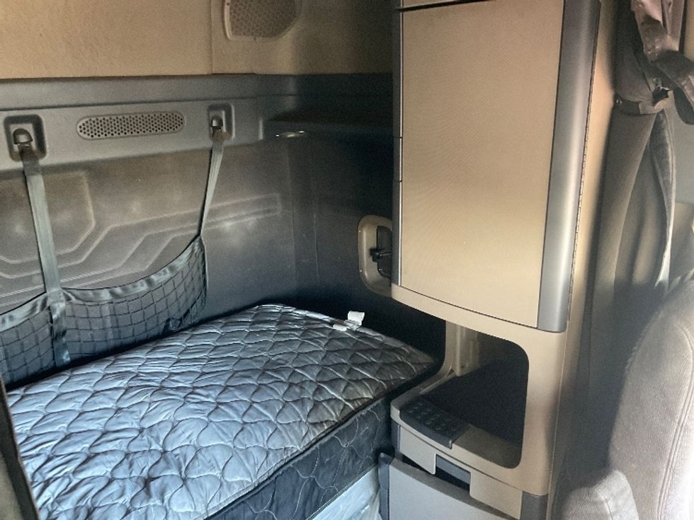 Sleeper Tractor-Heavy Duty Tractors-Freightliner-2018-Cascadia 12564ST-Piqua-OH-611,267\n\t\tmiles-$ 39,500 - Image 19