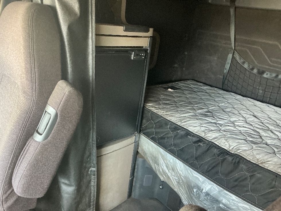 Sleeper Tractor-Heavy Duty Tractors-Freightliner-2018-Cascadia 12564ST-Piqua-OH-611,267\n\t\tmiles-$ 39,500 - Image 23