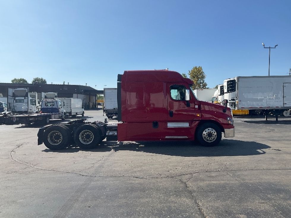 Sleeper Tractor-Heavy Duty Tractors-Freightliner-2018-Cascadia 12564ST-Piqua-OH-611,267\n\t\tmiles-$ 39,500 - Image 8