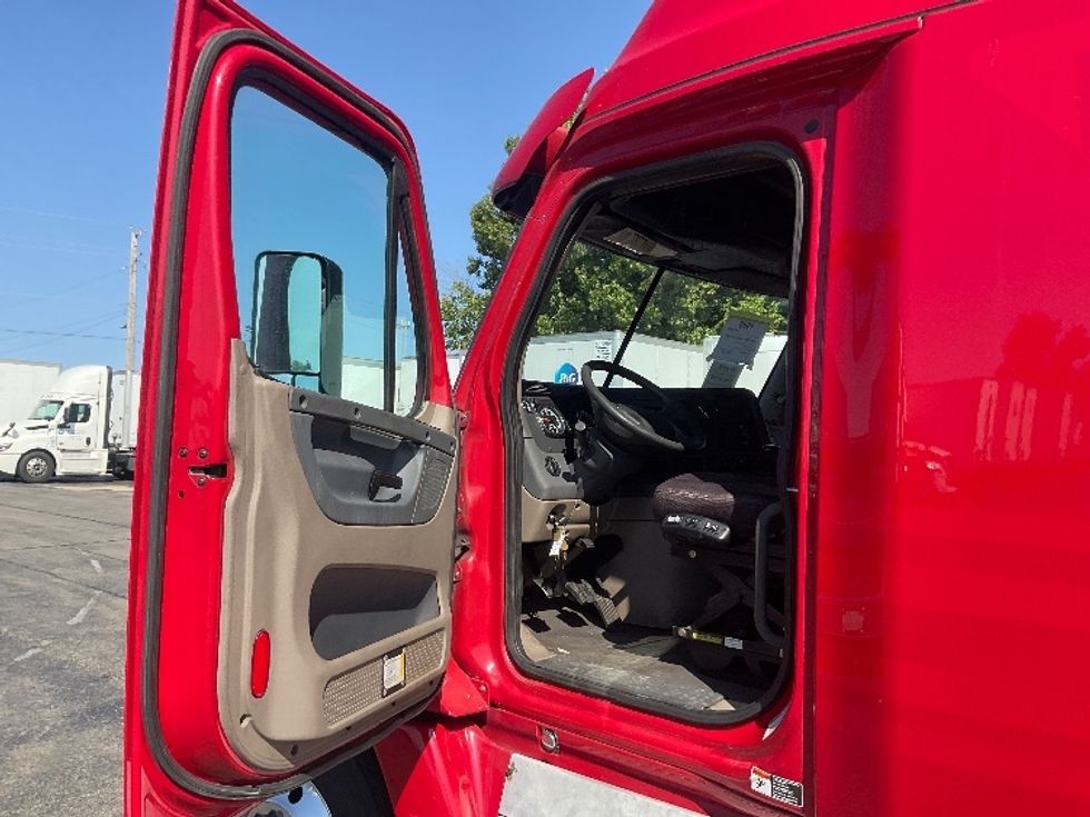Sleeper Tractor-Heavy Duty Tractors-Freightliner-2018-Cascadia 12564ST-Piqua-OH-611,267\n\t\tmiles-$ 39,500 - Image 9