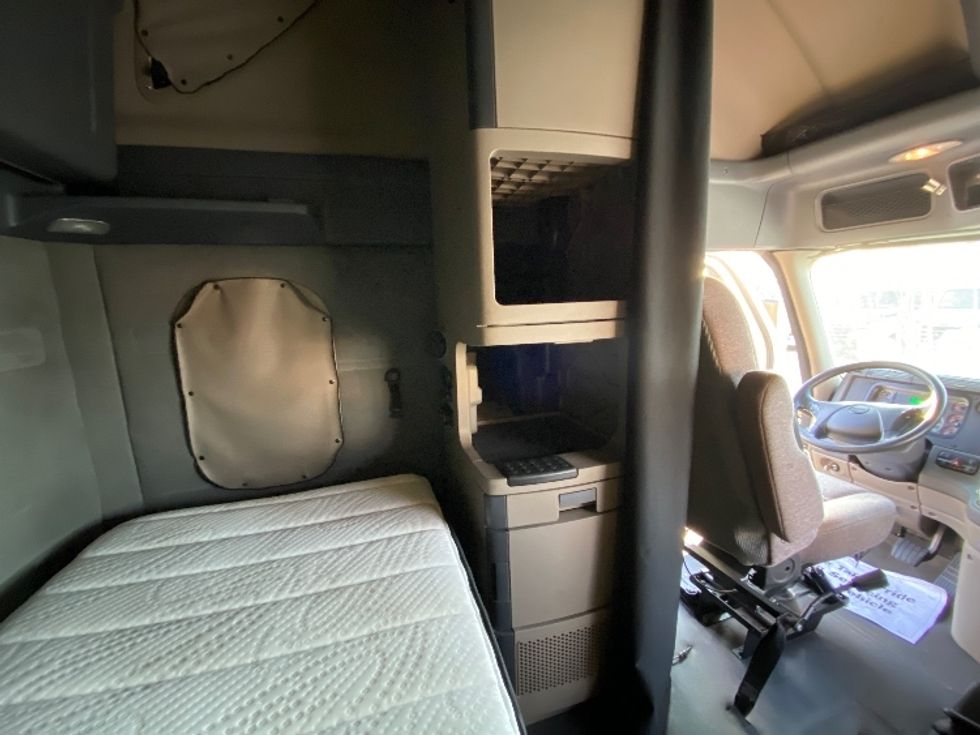 Sleeper Tractor-Heavy Duty Tractors-Freightliner-2018-Cascadia 12564ST-Salt Lake City-UT-610,042\n\t\tmiles-$ 42,500 - Image 18