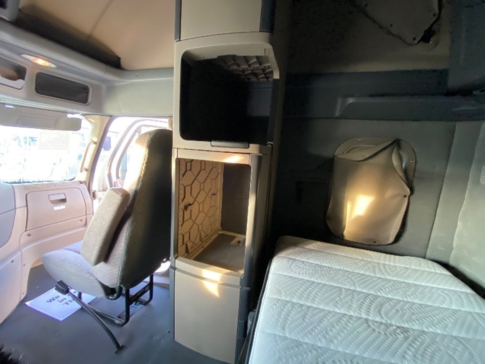 Sleeper Tractor-Heavy Duty Tractors-Freightliner-2018-Cascadia 12564ST-Salt Lake City-UT-610,042\n\t\tmiles-$ 42,500 - Image 19