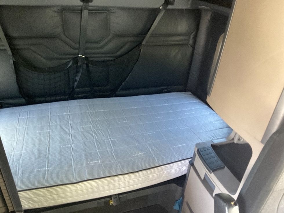 Sleeper Tractor-Heavy Duty Tractors-Freightliner-2018-Cascadia 12564ST-Tampa-FL-606,996\n\t\tmiles-$ 43,250 - Image 16