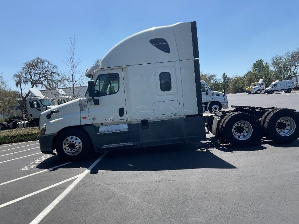Sleeper Tractor-Heavy Duty Tractors-Freightliner-2018-Cascadia 12564ST-Tampa-FL-606,996\n\t\tmiles-$ 43,250 - Image 4