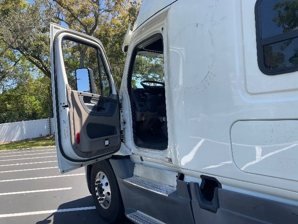 Sleeper Tractor-Heavy Duty Tractors-Freightliner-2018-Cascadia 12564ST-Tampa-FL-606,996\n\t\tmiles-$ 43,250 - Image 9