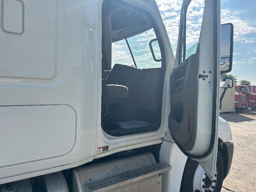 Sleeper Tractor-Heavy Duty Tractors-Freightliner-2018-Cascadia 12564ST-Tulsa-OK-482,313\n\t\tmiles-$ 45,750 - Image 13