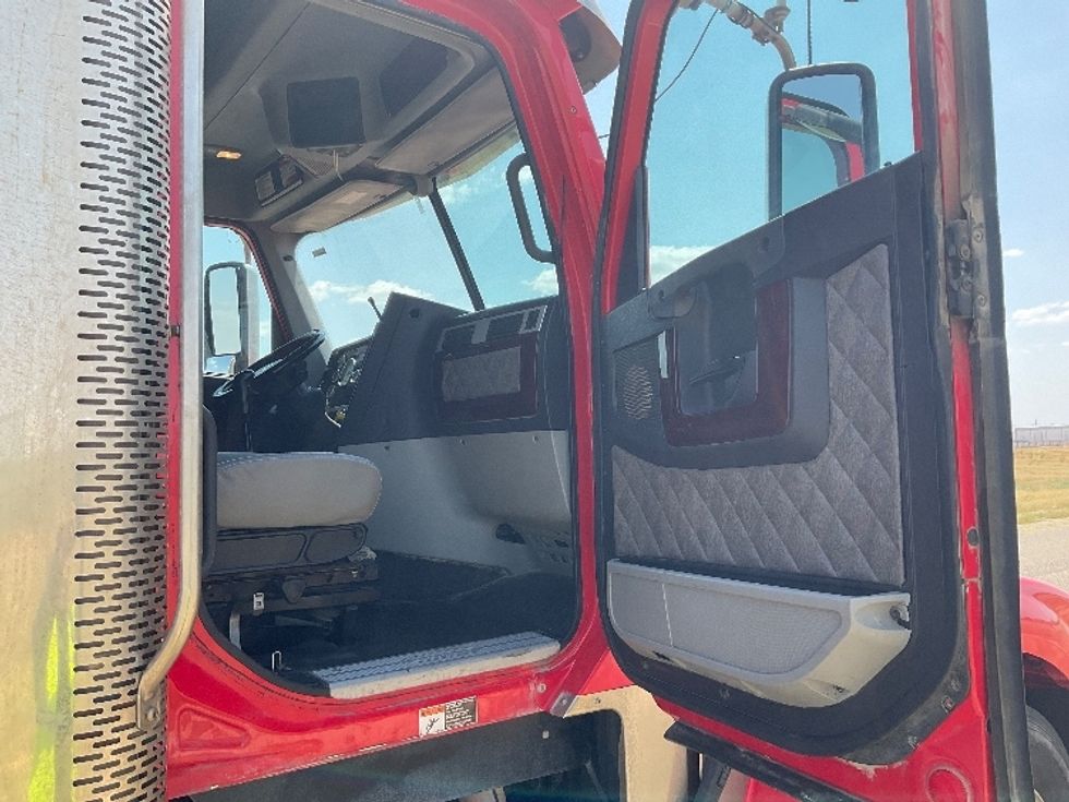 Sleeper Tractor-Heavy Duty Tractors-Freightliner-2018-CORONADO-Odessa-TX-334,564\n\t\tmiles-$ 76,750 - Image 13