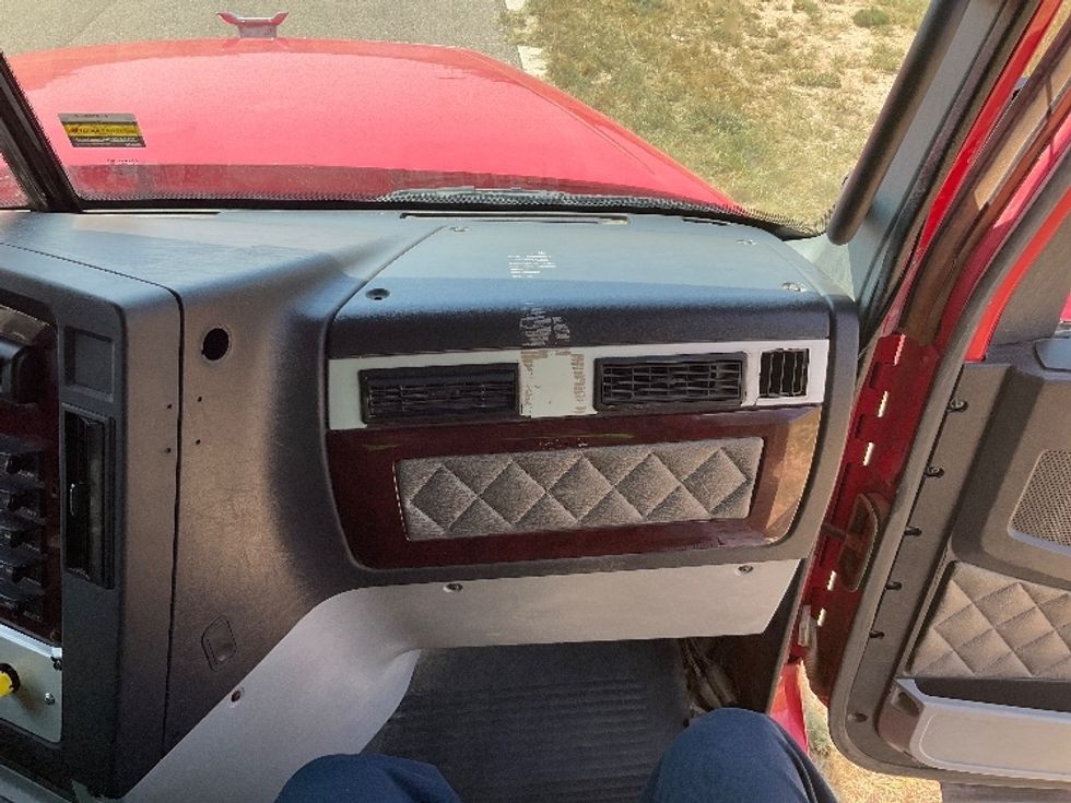 Sleeper Tractor-Heavy Duty Tractors-Freightliner-2018-CORONADO-Odessa-TX-334,564\n\t\tmiles-$ 76,750 - Image 14