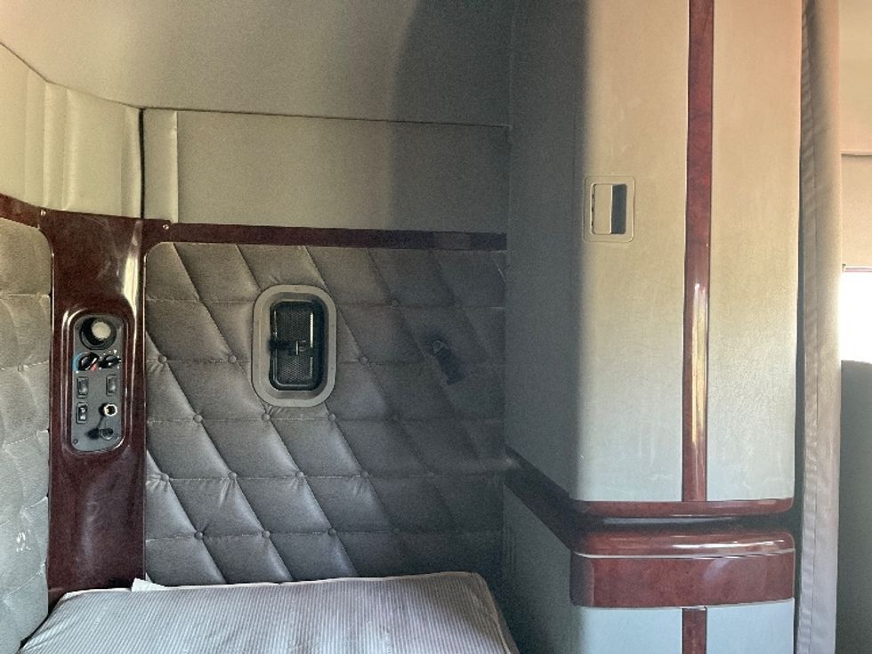 Sleeper Tractor-Heavy Duty Tractors-Freightliner-2018-CORONADO-Odessa-TX-334,564\n\t\tmiles-$ 76,750 - Image 18