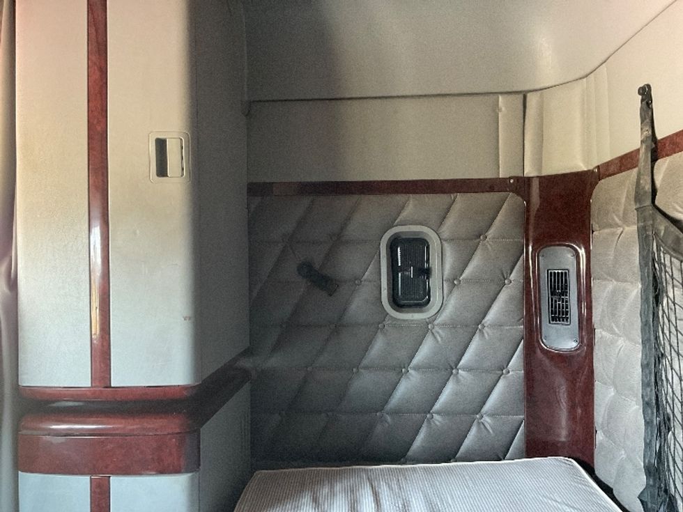 Sleeper Tractor-Heavy Duty Tractors-Freightliner-2018-CORONADO-Odessa-TX-334,564\n\t\tmiles-$ 76,750 - Image 19