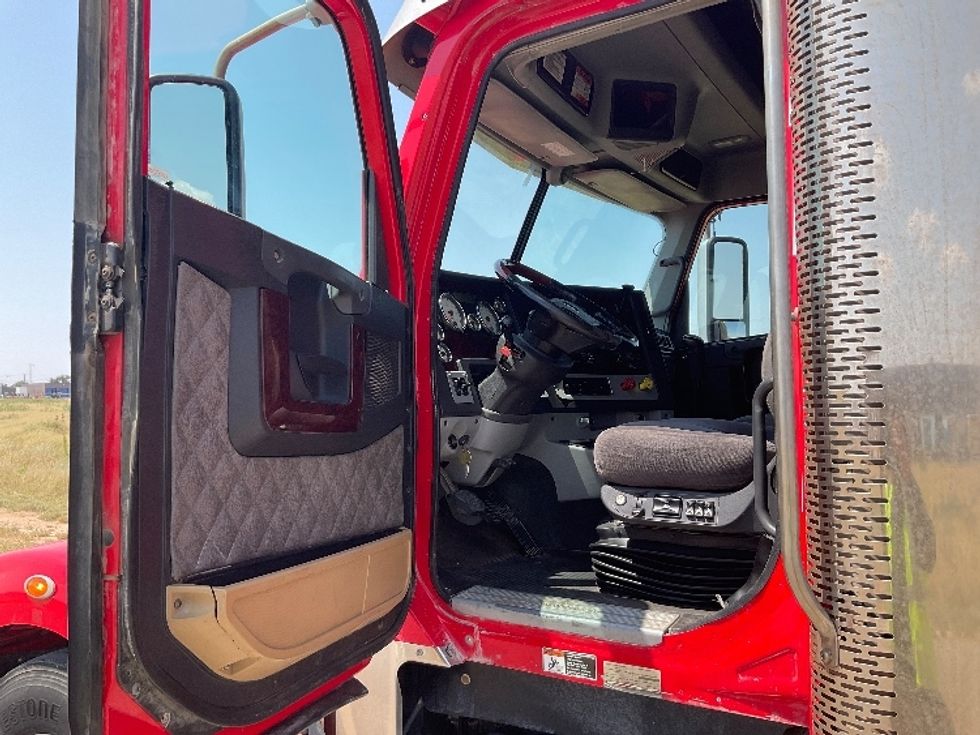 Sleeper Tractor-Heavy Duty Tractors-Freightliner-2018-CORONADO-Odessa-TX-334,564\n\t\tmiles-$ 76,750 - Image 9