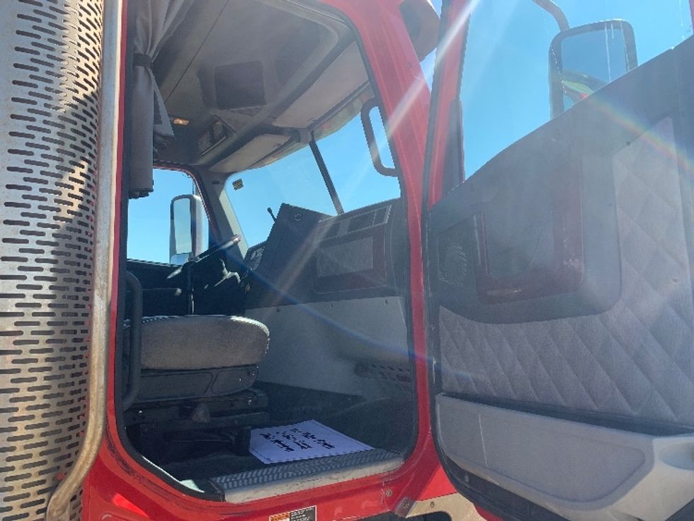 Sleeper Tractor-Heavy Duty Tractors-Freightliner-2018-CORONADO-Odessa-TX-342,353\n\t\tmiles-$ 76,500 - Image 13