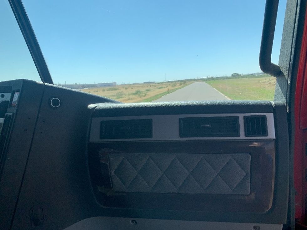 Sleeper Tractor-Heavy Duty Tractors-Freightliner-2018-CORONADO-Odessa-TX-342,353\n\t\tmiles-$ 76,500 - Image 14