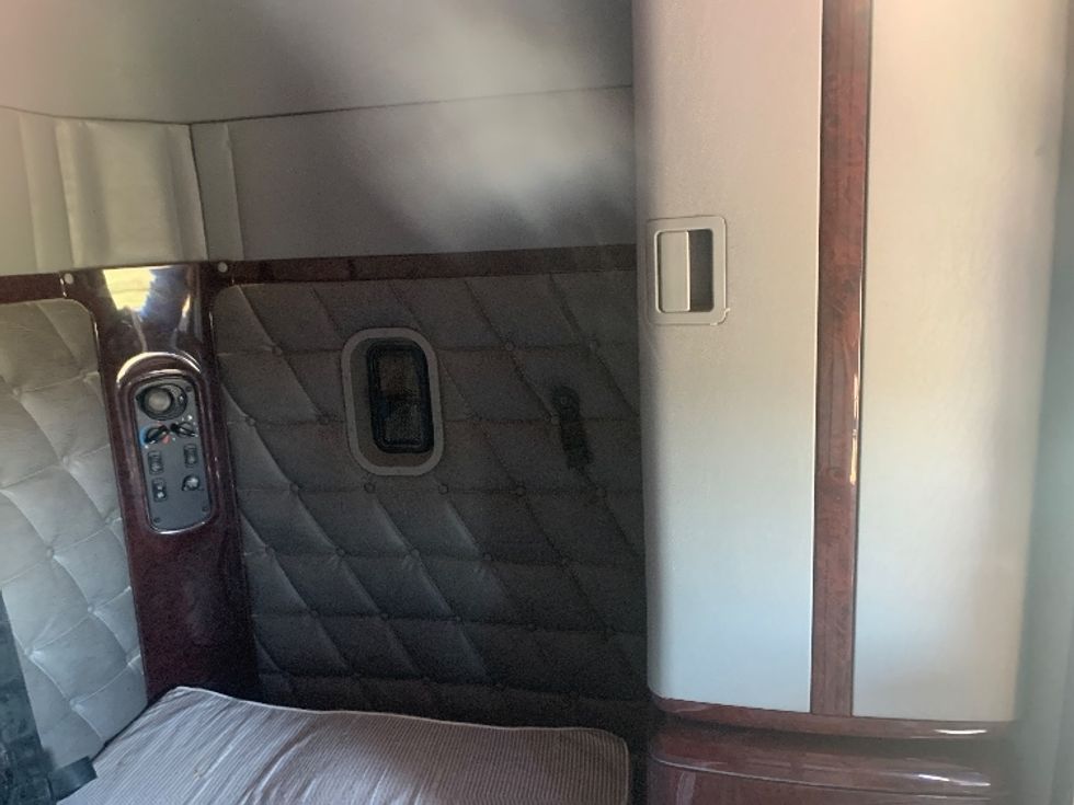 Sleeper Tractor-Heavy Duty Tractors-Freightliner-2018-CORONADO-Odessa-TX-342,353\n\t\tmiles-$ 76,500 - Image 17