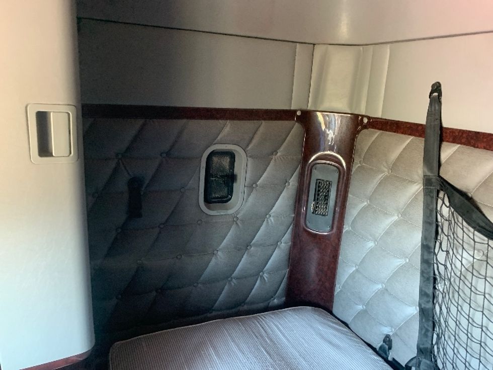 Sleeper Tractor-Heavy Duty Tractors-Freightliner-2018-CORONADO-Odessa-TX-342,353\n\t\tmiles-$ 76,500 - Image 18