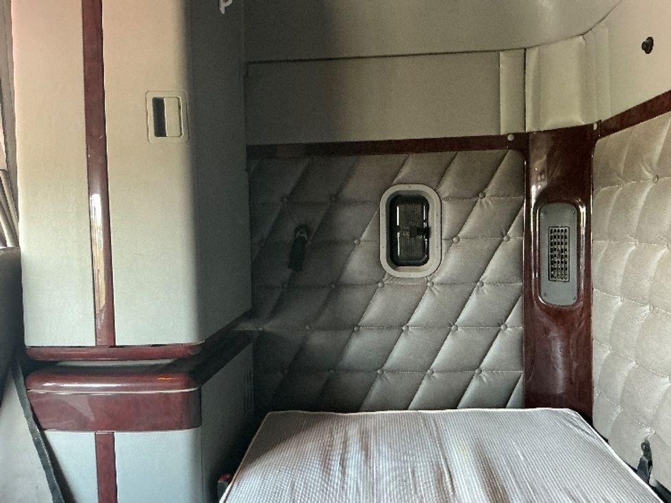 Sleeper Tractor-Heavy Duty Tractors-Freightliner-2018-CORONADO-Odessa-TX-361,192\n\t\tmiles-$ 75,750 - Image 17