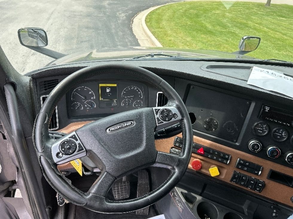 Sleeper Tractor-Heavy Duty Tractors-Freightliner-2018-T12664ST-De Pere-WI-697,213\n\t\tmiles-$ 47,750 - Image 11