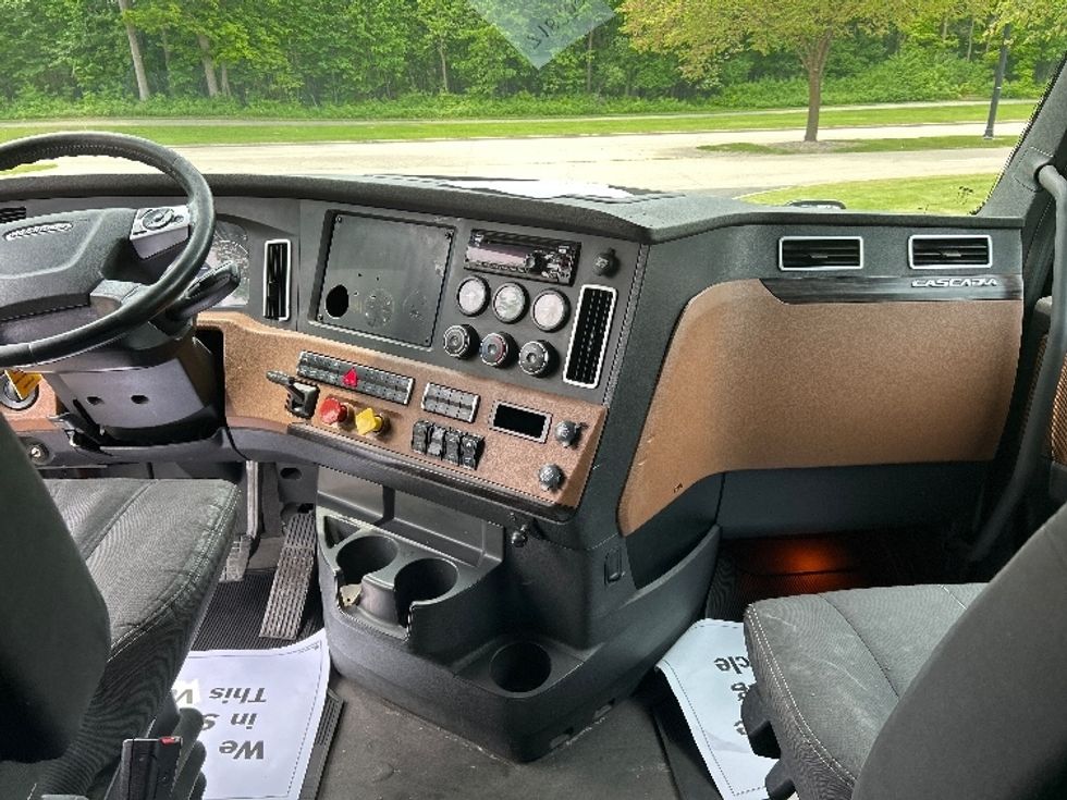 Sleeper Tractor-Heavy Duty Tractors-Freightliner-2018-T12664ST-De Pere-WI-697,213\n\t\tmiles-$ 47,750 - Image 12