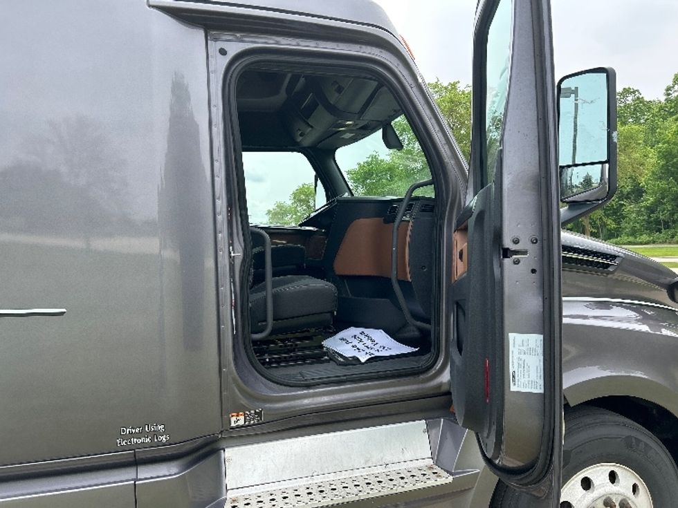 Sleeper Tractor-Heavy Duty Tractors-Freightliner-2018-T12664ST-De Pere-WI-697,213\n\t\tmiles-$ 47,750 - Image 13