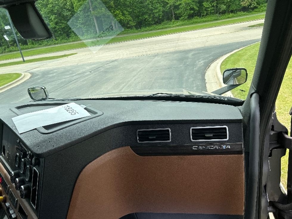 Sleeper Tractor-Heavy Duty Tractors-Freightliner-2018-T12664ST-De Pere-WI-697,213\n\t\tmiles-$ 47,750 - Image 14