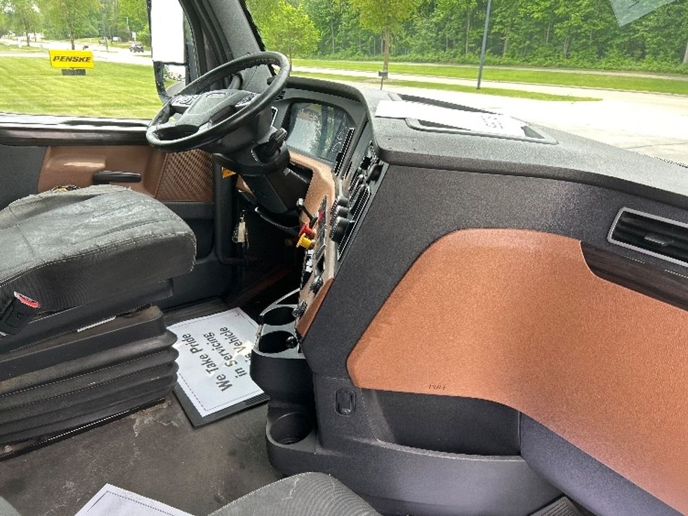 Sleeper Tractor-Heavy Duty Tractors-Freightliner-2018-T12664ST-De Pere-WI-697,213\n\t\tmiles-$ 47,750 - Image 15