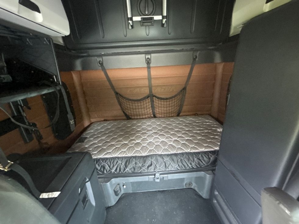 Sleeper Tractor-Heavy Duty Tractors-Freightliner-2018-T12664ST-De Pere-WI-697,213\n\t\tmiles-$ 47,750 - Image 17