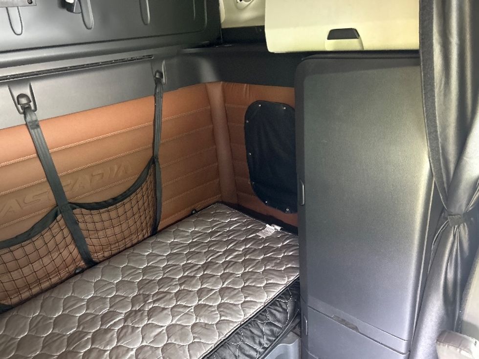 Sleeper Tractor-Heavy Duty Tractors-Freightliner-2018-T12664ST-De Pere-WI-697,213\n\t\tmiles-$ 47,750 - Image 18