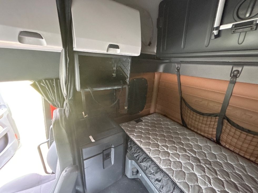 Sleeper Tractor-Heavy Duty Tractors-Freightliner-2018-T12664ST-De Pere-WI-697,213\n\t\tmiles-$ 47,750 - Image 19