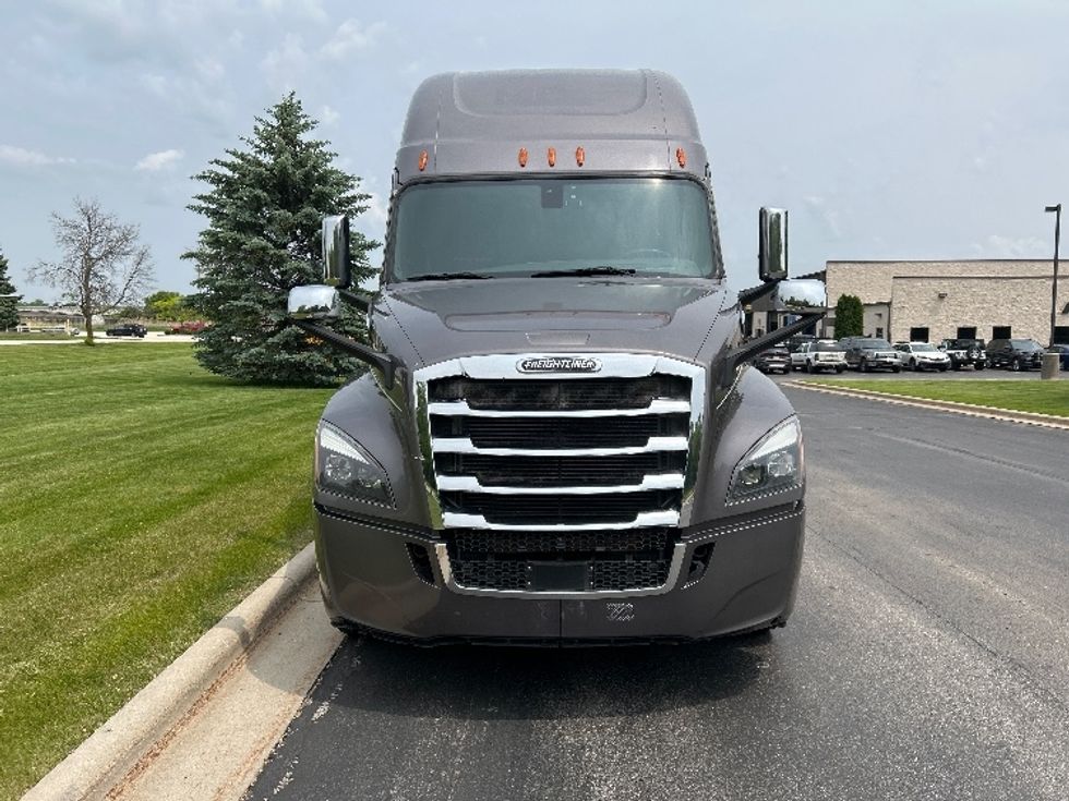Sleeper Tractor-Heavy Duty Tractors-Freightliner-2018-T12664ST-De Pere-WI-697,213\n\t\tmiles-$ 47,750 - Image 2