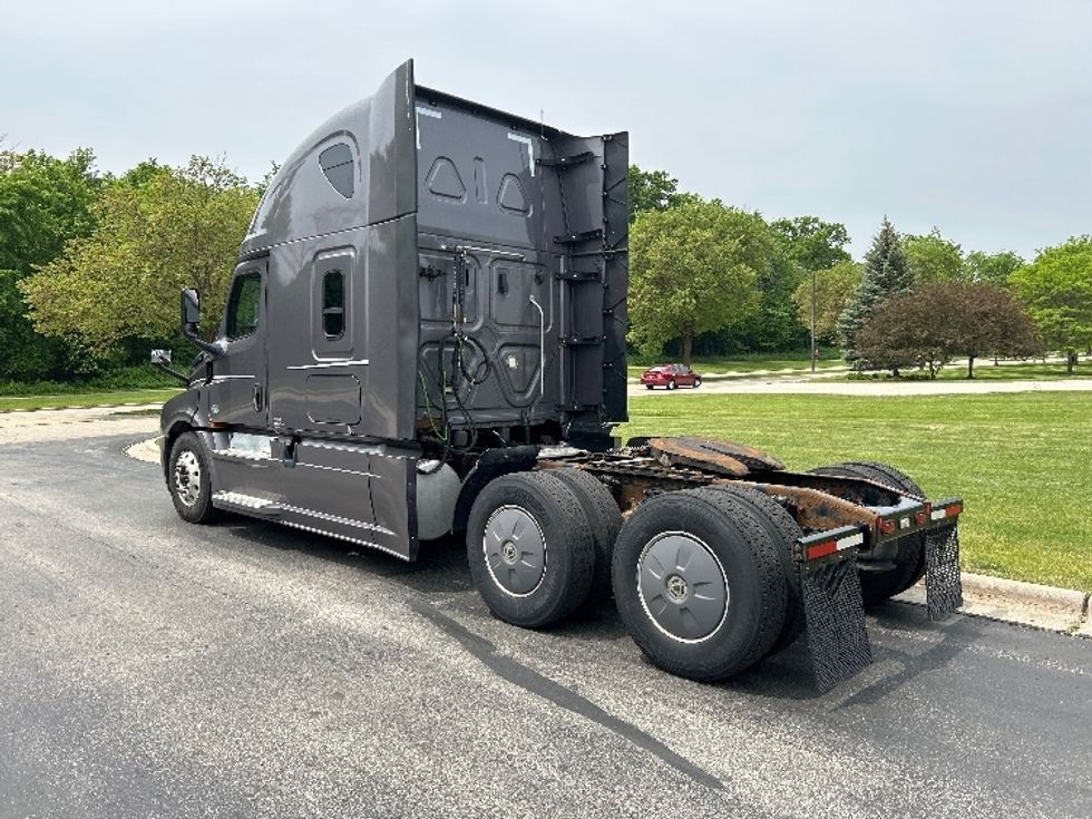 Sleeper Tractor-Heavy Duty Tractors-Freightliner-2018-T12664ST-De Pere-WI-697,213\n\t\tmiles-$ 47,750 - Image 5