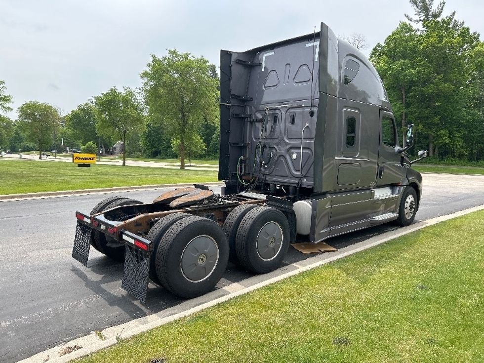 Sleeper Tractor-Heavy Duty Tractors-Freightliner-2018-T12664ST-De Pere-WI-697,213\n\t\tmiles-$ 47,750 - Image 7