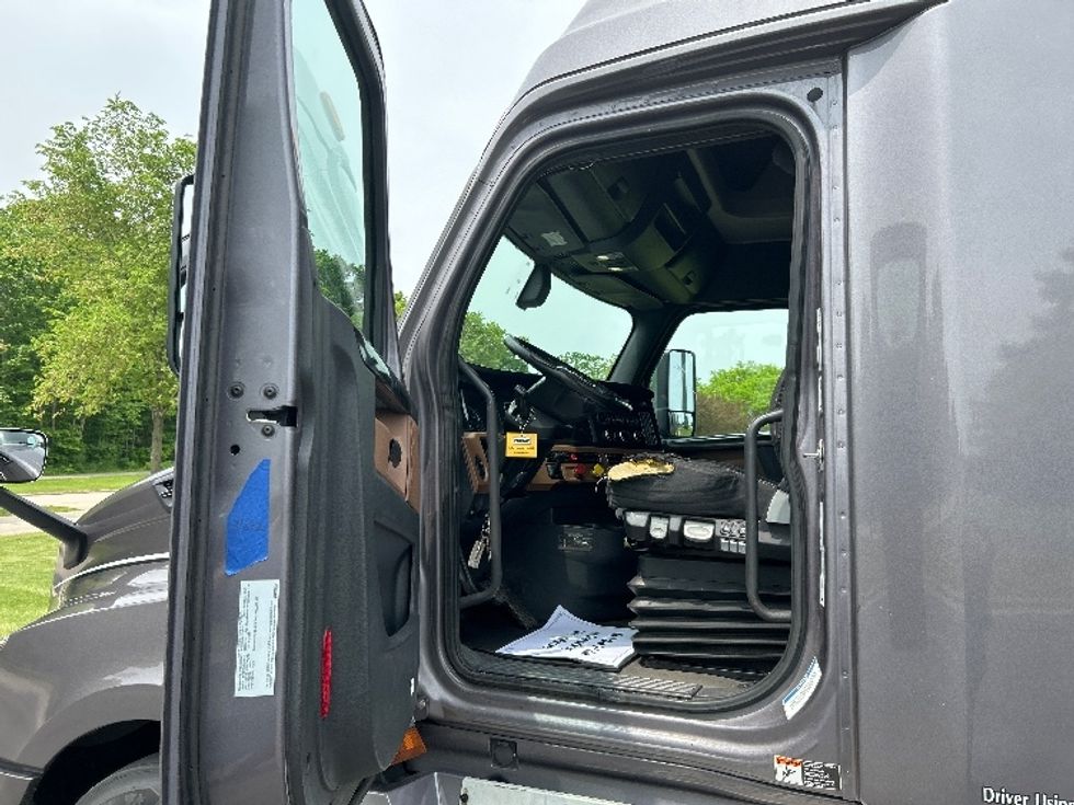 Sleeper Tractor-Heavy Duty Tractors-Freightliner-2018-T12664ST-De Pere-WI-697,213\n\t\tmiles-$ 47,750 - Image 9